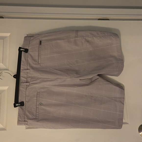 Mens Greg Norman Shorts Size 42 Waist NWOT Set of  2! Gray plaid and white plaid - Picture 4 of 8